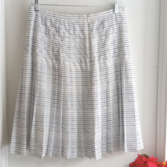 Vince ⭐️ Host Pick ⭐️ White/ Blue Pleated Skirt - Picture 4 of 10